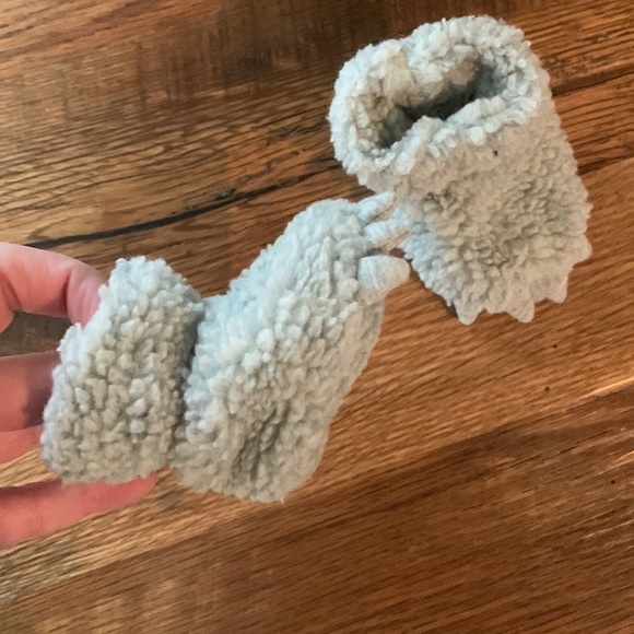 Gap baby grey claw slippers 0-3 month - Picture 2 of 8